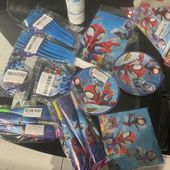 Spidey and Friends Party Supplies - Picture 1 of 2
